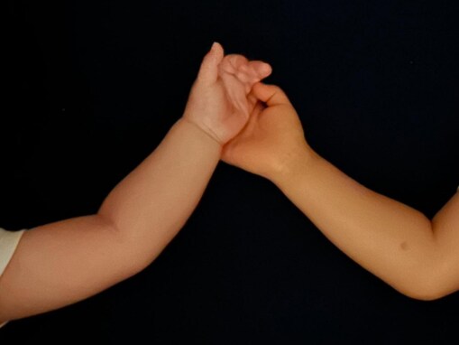 「愛おし過ぎる光景にキュン」鈴木誠也の妻・畠山愛理、息子たちの手つなぎショットを公開！ 「兄弟仲良し」