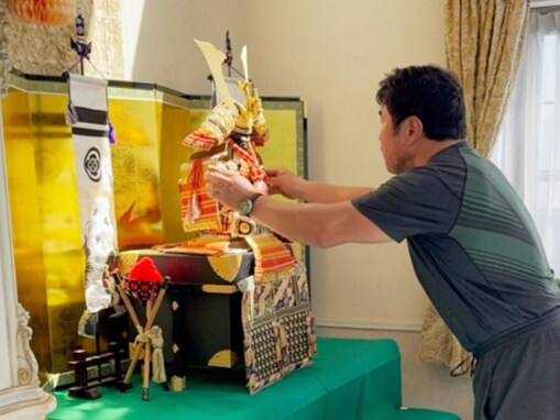 「すごい立派な兜」北斗晶、五月人形を飾る夫の姿を公開！ 「息子達の健康と繁栄を願って今年も」