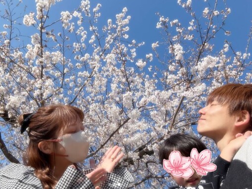 杉浦太陽、第5子妊娠中の辻希美＆三男とのお花見ショット「新学期の準備の買い物がてら、桜の下でランチ」
