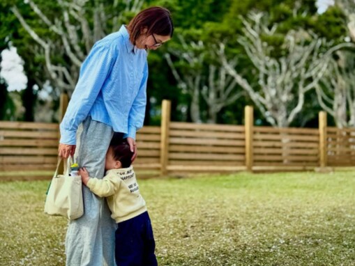 人気お笑い芸人、美人妻＆息子のハグショット公開「めちゃたくましく育ってて微笑ましい」「将来有望」