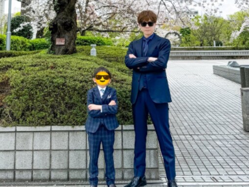 480万人超えYouTuber、小学生息子の入学式ショット公開「パパに似てスタイル抜群」「すっかりお兄さんに」