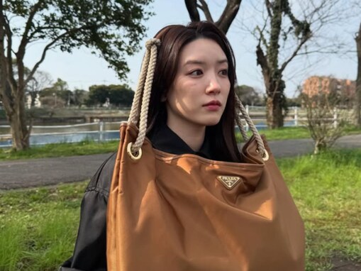 「何してるん？」永野芽郁、奇妙なバッグの持ち方？ に反響「新しいバッグの持ち方」「合ってる？」