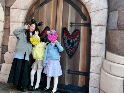 「娘ちゃんもスタイルイイ」48歳有名俳優、2人の娘とのディズニーショットに反響！ 「真珠さん可愛い」