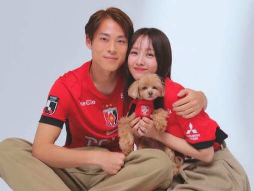 人気モデル、浦和レッズ選手と結婚！ 愛犬との顔出し写真に「美男美女過ぎ」「お似合いすぎる素敵」の声