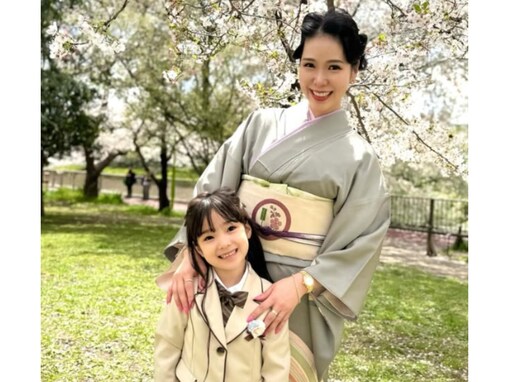 「どこのアイドルかと思った」紅蘭、美人娘の小学校入学ショットに大反響！ 「可愛い親子」