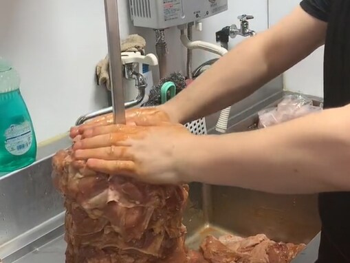 「排水溝に肉？」飲食店の“ケバブの作り方”動画に批判殺到。「食品衛生法の観点から明確にアウト」