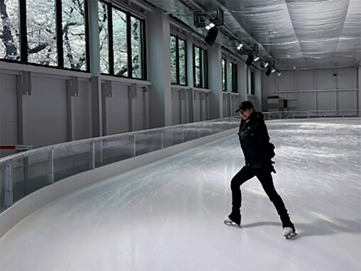 「流石プロ」浅田舞、“MAO RINK”でスケートする姿を披露！ 「スケートしてる舞さん、やっぱり最高」