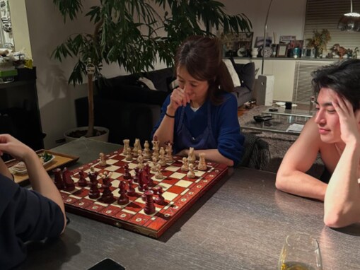 「幸せな光景」つるの剛士、家族との団らんショットにほっこり！ 「悩んでる姿がとてもキュート」