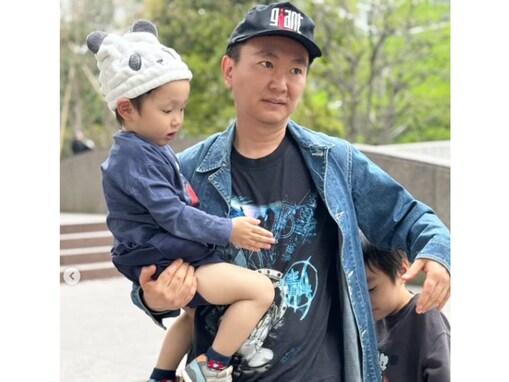 「最近ほんとにパパすぎて」かまいたち山内、息子2人との家族ショットを公開！ 「幸せど真ん中」