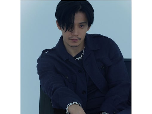 小栗旬、色気あふれるモデルショットを披露！ ティファニーのジュエリーを身に付けた姿に大反響