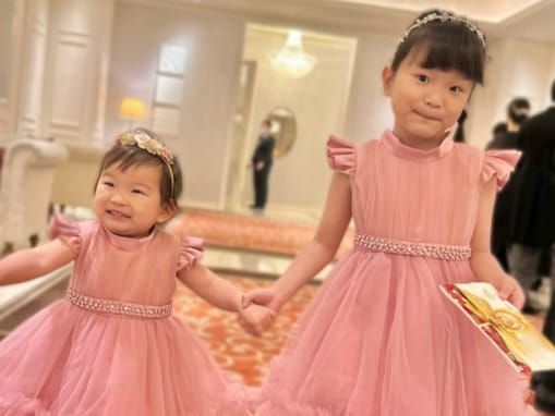 「結婚式にお呼ばれ」ののちゃん、妹とおそろいドレス姿を披露！ 「むちむちおててがたまらん」