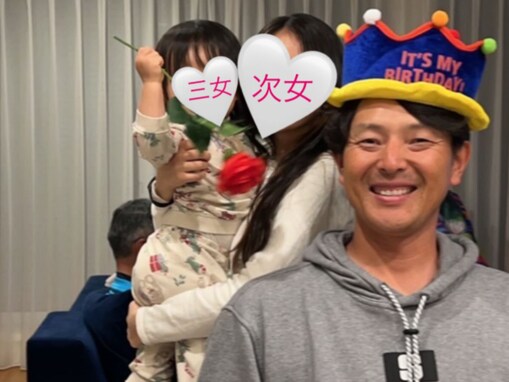 「出逢った時は19歳」岩隈久志の美人妻、夫の誕生日を家族で祝福！ 「手作りケーキも可愛すぎます」