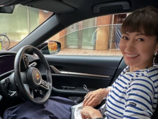 「ポルシェ乗っているんですか!?」田丸麻紀、高級車の運転席ショット公開「すご〜い　腕時計がステキです」