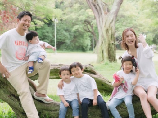 「涙腺崩壊」黒木啓司の妻・宮崎麗果、愛情あふれる家族ショットを公開！ 「この家族に出会って私は救われました」
