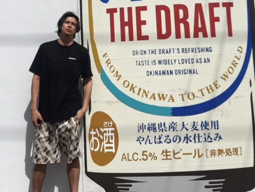 人気イケメンモデル、“すね毛脱毛し忘れた”家族旅行ショットに涙⁉ 「どんまい」