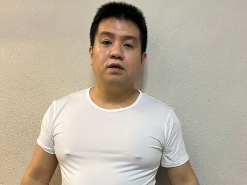 「流石にあかんw」人気芸人、“現行犯逮捕”された衝撃の姿！ 「ド田舎の夜のおじいちゃんの格好」
