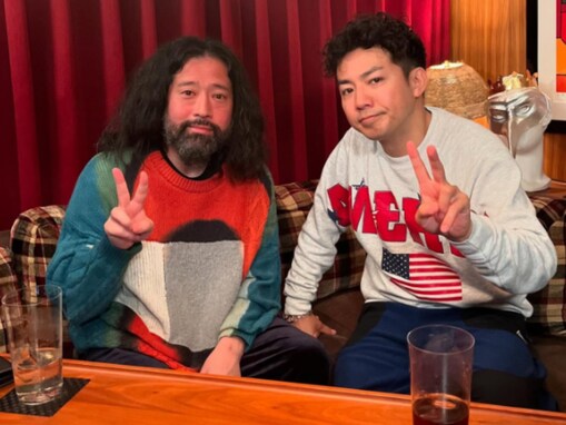 ピース又吉＆綾部、最新コンビショットの“激変ぶり”に注目集まる！ 「仙人化が止まりません」