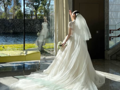「美しすぎて言葉がでない」元人気アイドル、結婚式のウエディングドレス姿を披露！ 「女神」「きれい」