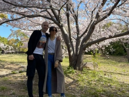 元サッカースペイン代表MF、日本“帰還”で美人妻と桜を満喫！ 「おかえりキャプテン」「本当に素敵な夫婦」