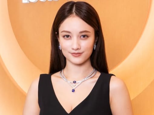 「リアル・ハンコック」谷まりあ、胸元あらわなドレス姿にファン歓喜！ 「国が建つ美しさ」