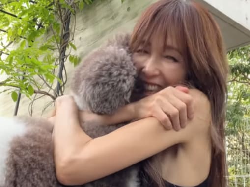 「最高」工藤静香、二の腕際立つタンクトップ姿で愛犬とじゃれる動画公開「たまらない時間　幸せですね」