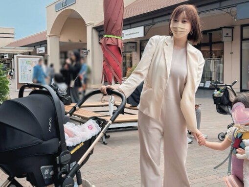 「次女ちゃんベビーカーデビュー」菊地亜美、娘2人家族ショット公開！ 「こあみちゃん成長しましたね」