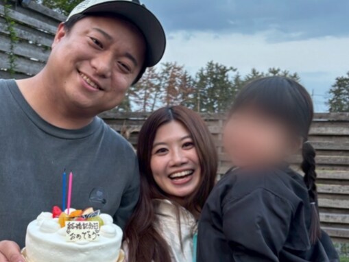 「結婚して四年」人気YouTuber、妻＆娘とのスリーショットに反響！ 「最高の男」「推し夫婦」