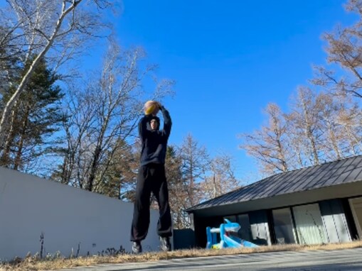 「ほれさせる気？」賀来賢人、バスケをするプライベート動画に反響！ 「ゴール下でボール拾いしたい」