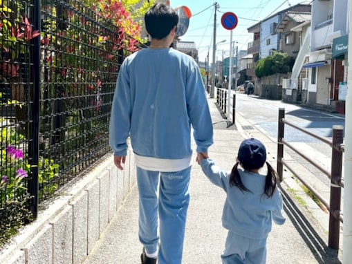 「後ろ姿可愛い」泉澤祐希、2歳愛娘とリンクコーデ！ 親子での散歩ショットに「ほっこりします」の声