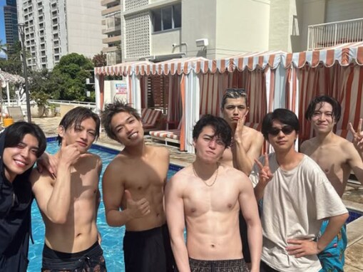 timeleszメンバーのバキバキ腹筋披露「風磨くんの胸筋で寝たい」「周杜くんの腕の筋肉の筋と腹筋最高」