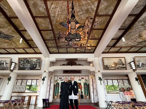 「御二方も神々しい」HYDE、話題の天井画＆画家とのショット！ 「後世に残る素晴らしい天井画」