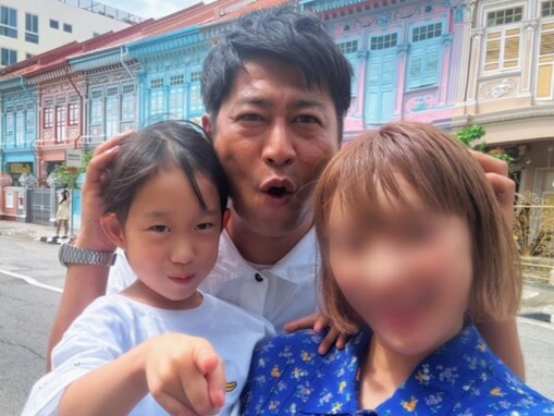 「理想夫婦」パンサー尾形の妻、海外旅行での家族ショットを公開！ 「サンキューポーズなのかわいい」