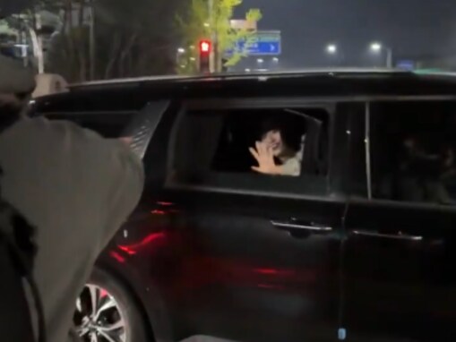 「そんなことある!?」人気YouTuber、“タクシー探してたら”TWICEモモに遭遇「奇跡過ぎるwマジで」「ヤバすぎ爆笑」