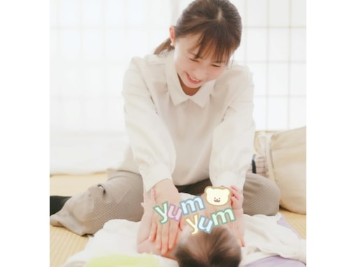 41歳で第2子出産の元AKBメンバー、0歳次女の“ベビーマッサージ”ショット公開！ 「お昼寝がいつもより長く」