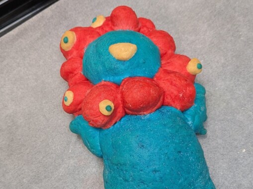 “防御力が高すぎる”ミャクミャクパンが話題「万博公式パンになって」「ドラえもんの成れ果てでは…？」