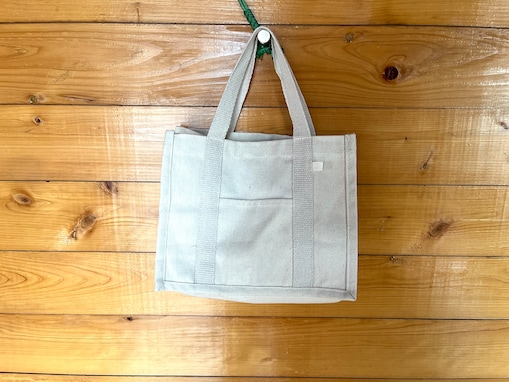 【ダイソー】「仕切りトートバッグ」はペットボトルも安定して入る！ 外側にもポケットがあって便利