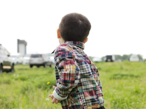 「石崎さんに、似てるー」イモトアヤコ、4歳息子の“ほぼ顔出し”最新ショットに反響！ 「大きくなりましたね」