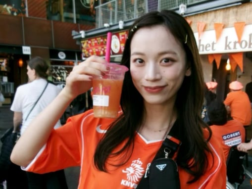 「こっち向いてくれ！」サッカー日本代表の美人妻、夫婦で“オランダ最大の祭り”を満喫！ 「きゅんきゅん」