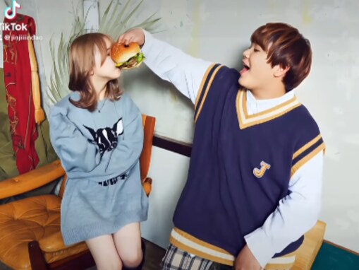 「やめたげてwww」人気YouTuber、相方に“食事ハラスメント”？ 「どっからハンバーガー出てきとんねん爆笑」