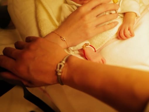 「ついにパパー！」再婚した黄皓、妻の出産を報告！ 第1子とのスリーショットに祝福の声