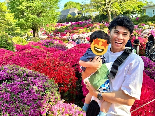 小島よしお、満開のツツジと息子“おぱぴまる”とのツーショットを披露！「大きくなりましたね」