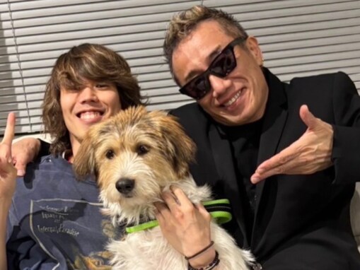 「3人似てる」長渕剛、歌手の息子＆愛犬との貴重な家族ショット公開！ 「すごい」「すてきな親子写真」