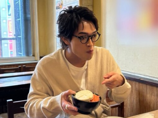 「もんじゃで急に彼氏」原嘉孝、“デート中”の写真に「爆イケという…振り幅！！！」「目力がすごい」反響