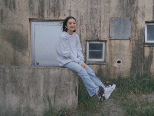 「家なき子の撮影みたい」安達祐実、“ドラマ撮影中”のオフショットに反響！ 「可愛い笑顔」