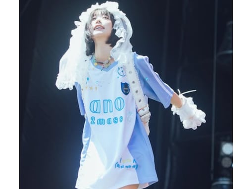 「天使すぎる」あの、ほっそり美脚際立つライブショットにファン歓喜！ 「ひざまでかわいい」