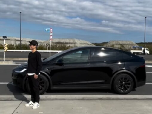 「総額2000万円」田村淳、超高級な愛車を公開！ 「綺麗すぎて驚き」「ドアがデロリアンみたいな開き方」