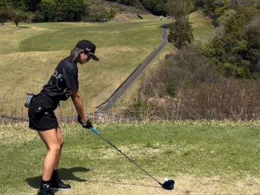 「めちゃ上手いやん」みちょぱ、ゴルフ場で美脚際立つ圧巻スイングを披露！ 「ナイスショット」
