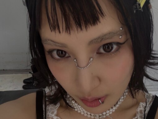 「何事?!?」新婚の人気モデル、眉ピ＆口ピの別人級ショット公開「かっこいいまじ大好き」「珍しい雰囲気」