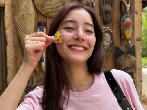 新木優子、海外ディズニー満喫のプライベート写真公開「破壊力マックスの可愛さ」「そばかす娘可愛すぎ」