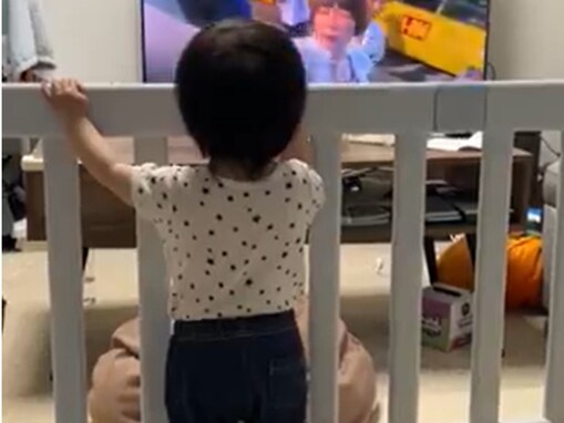 「成長早すぎません？」人気YouTuber、息子の「掴まり立ち」を報告し大反響！ 「後ろ姿が愛おしい」